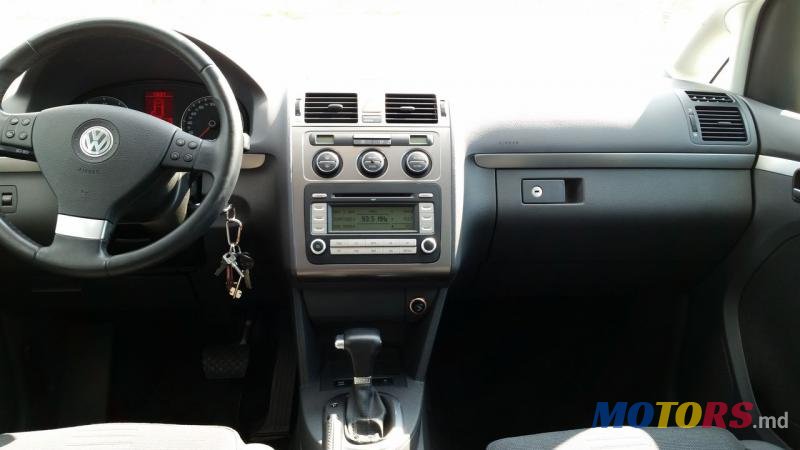 2007' Volkswagen Touran photo #6
