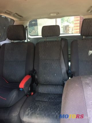 2001' Toyota Avensis Verso photo #2