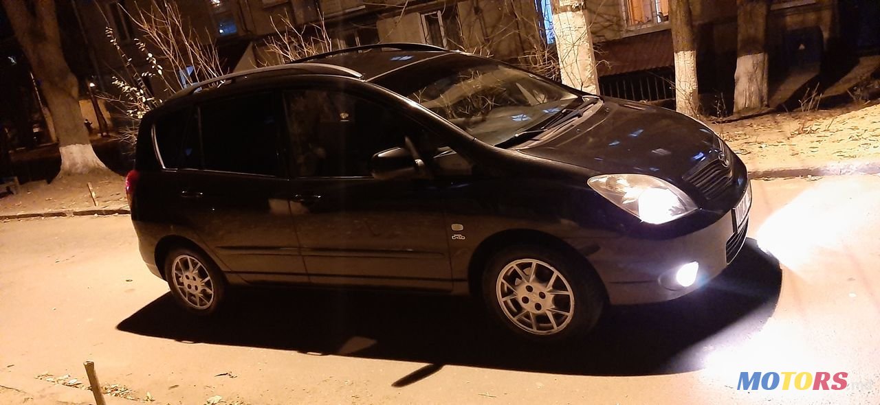 2004' Toyota Corolla Verso photo #2