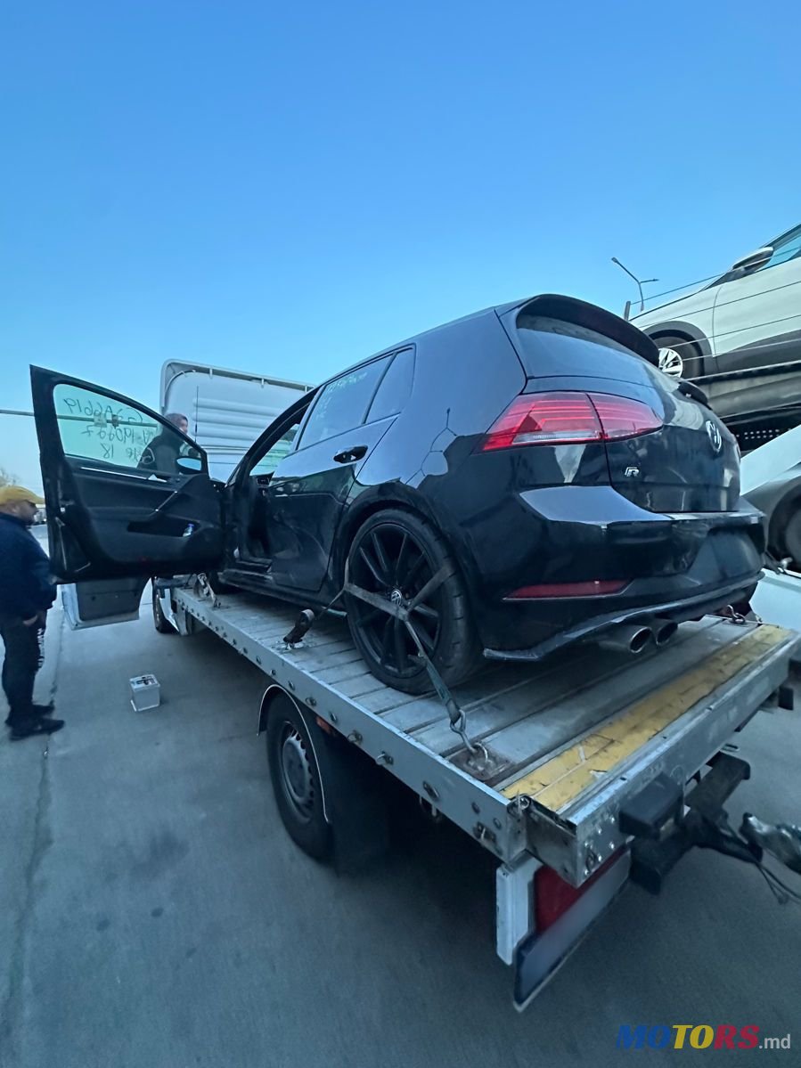 2018' Volkswagen Golf photo #3