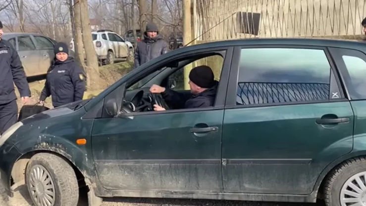 Momentul în care doi deputați iau mașina reținută de Poliție. Cine sunt politicienii