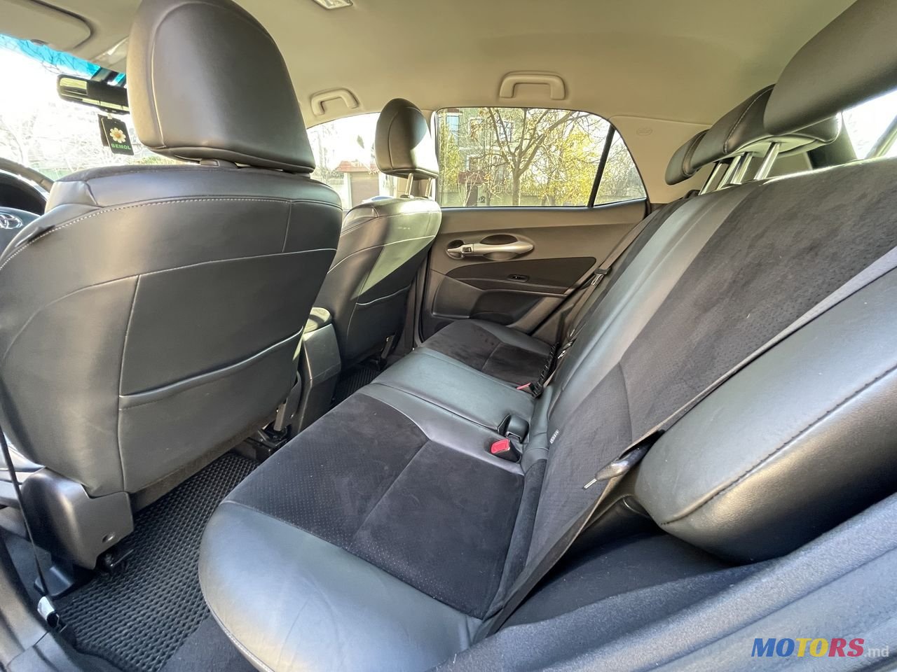 2011' Toyota Auris photo #3