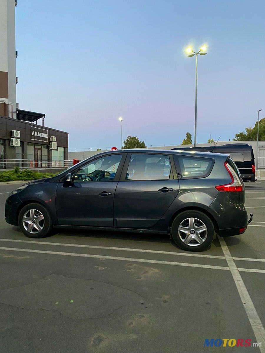 2010' Renault Grand Scenic photo #5