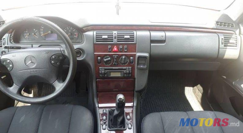2002' Mercedes-Benz E photo #2