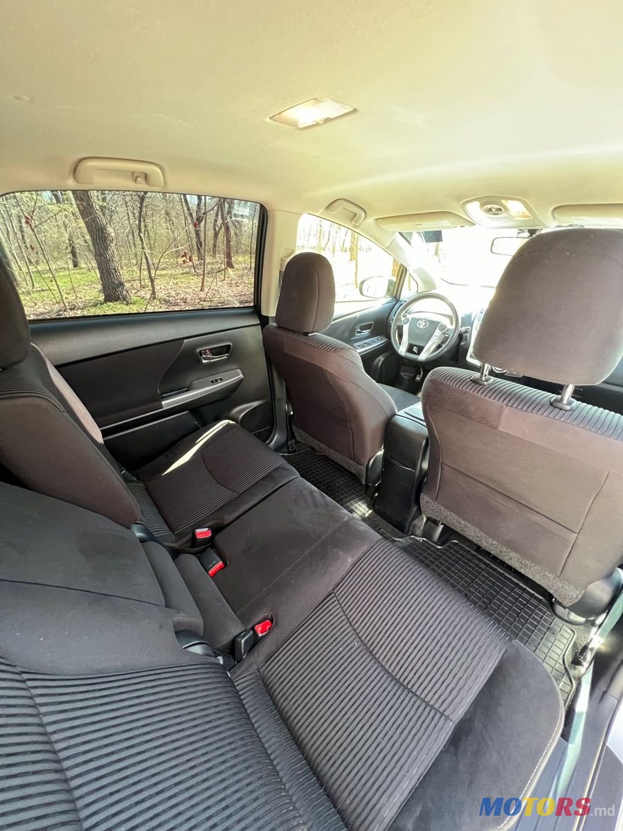 2015' Toyota Prius v photo #4