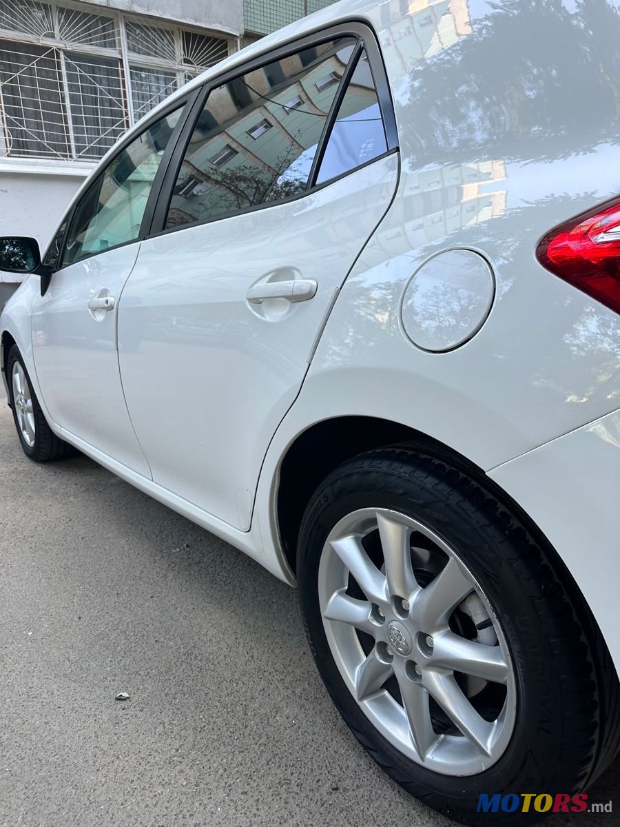 2011' Toyota Auris photo #6