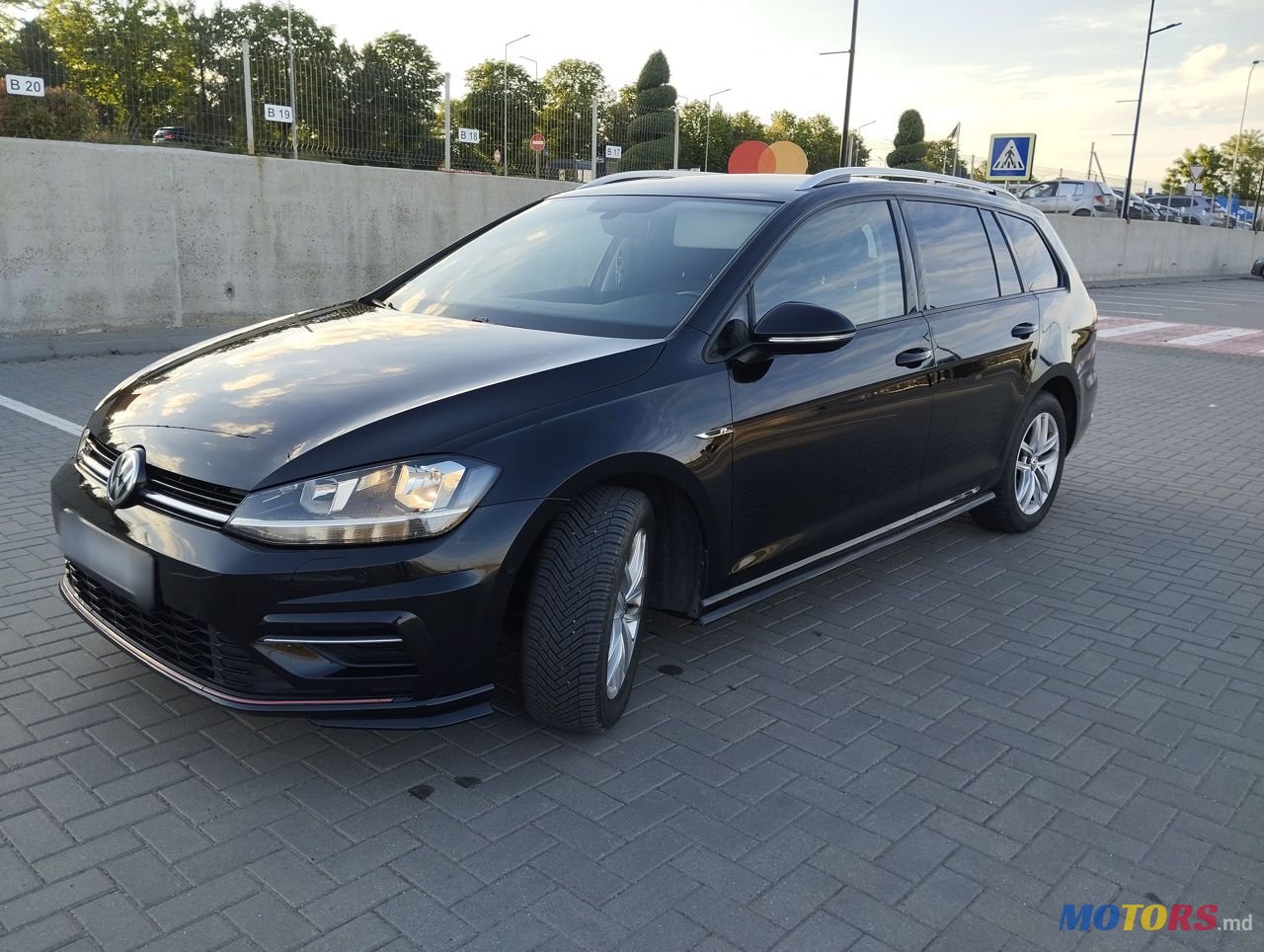2019' Volkswagen Golf photo #4