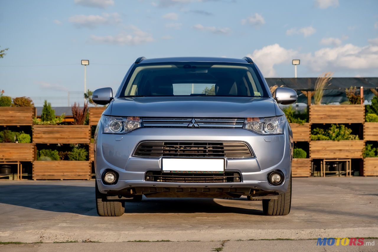 2013' Mitsubishi Outlander photo #2