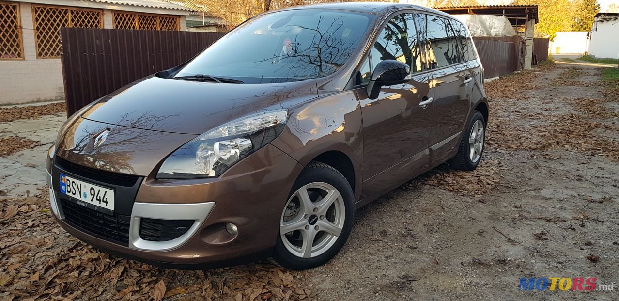 2011' Renault Scenic photo #3