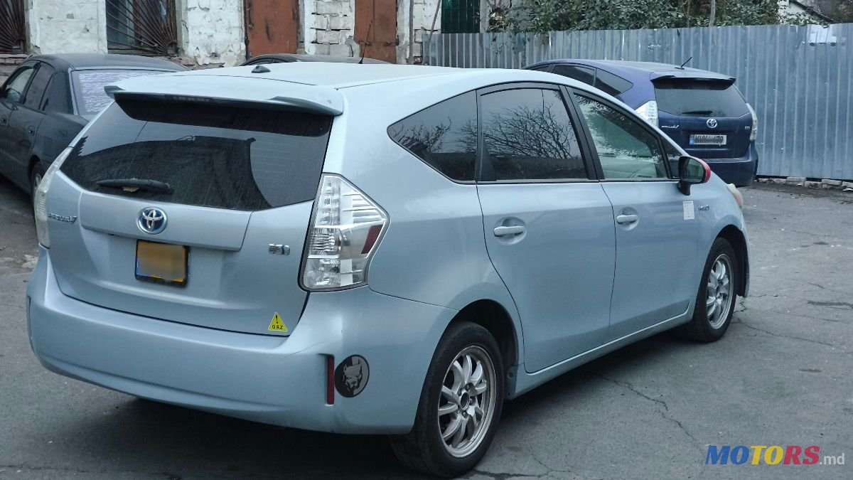 2012' Toyota Prius v photo #3