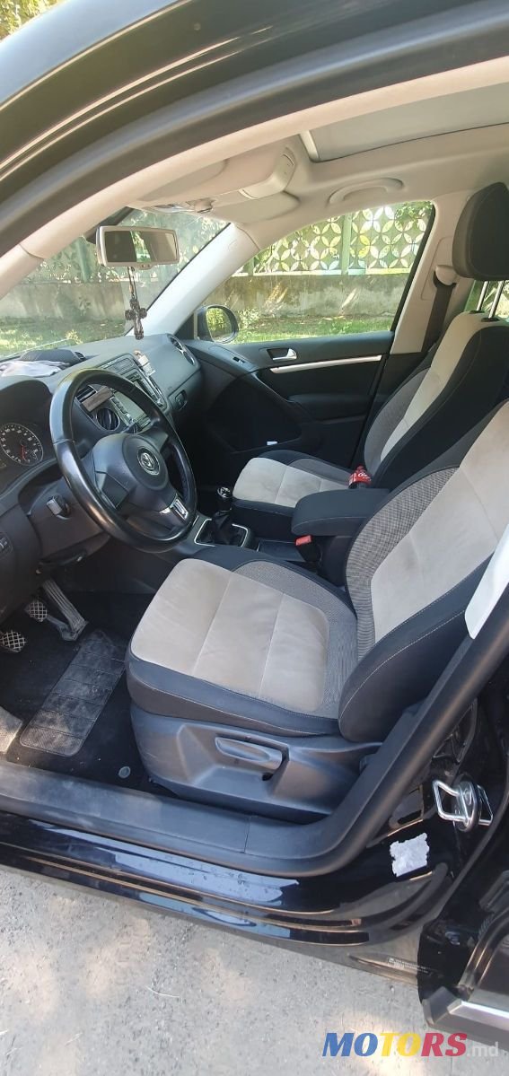 2012' Volkswagen Tiguan photo #5