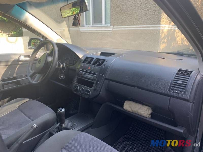 2004' Volkswagen Polo photo #6