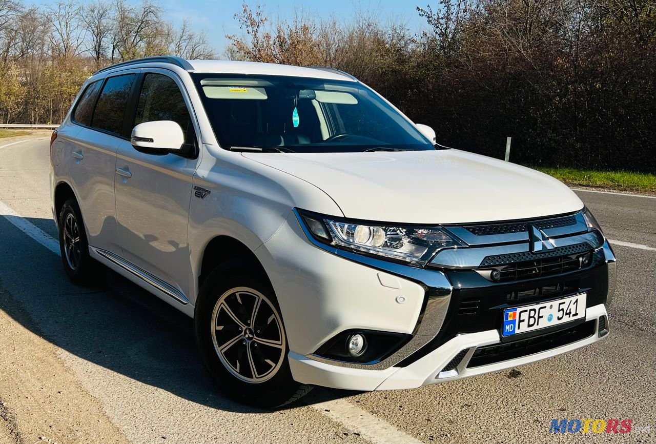 2019' Mitsubishi Outlander photo #2