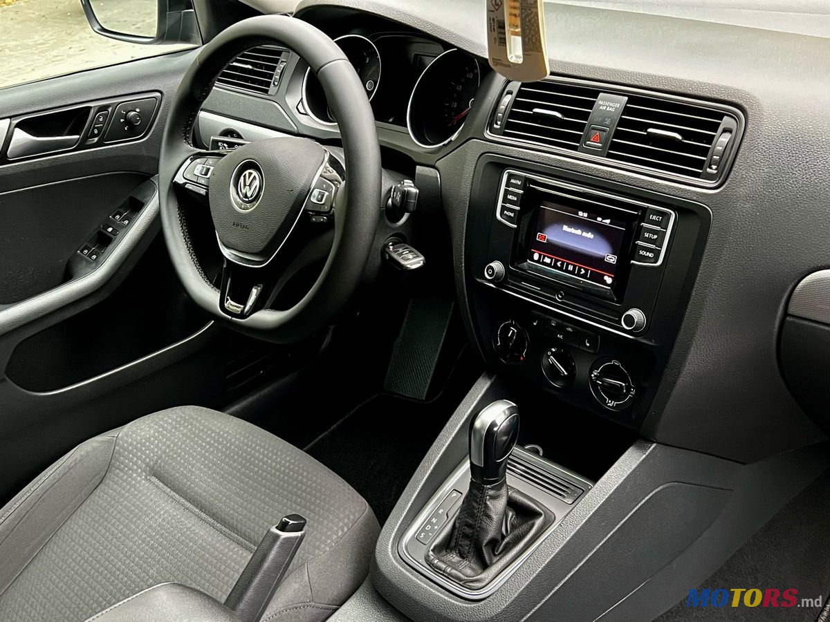 2017' Volkswagen Jetta photo #6