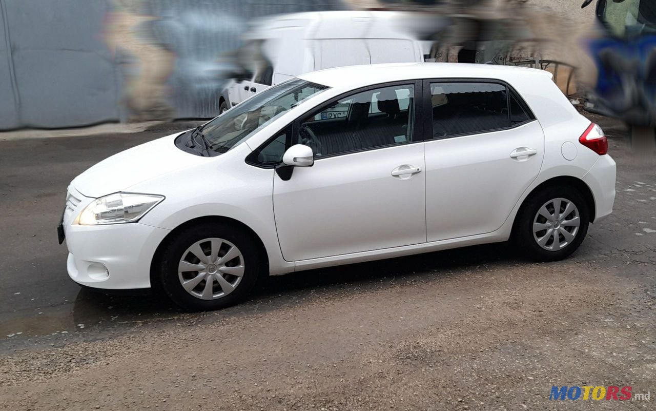 2012' Toyota Auris photo #3