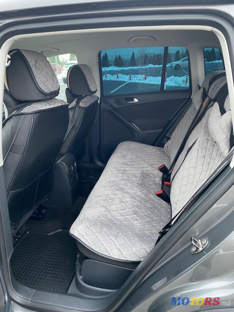 2011' Volkswagen Tiguan photo #5