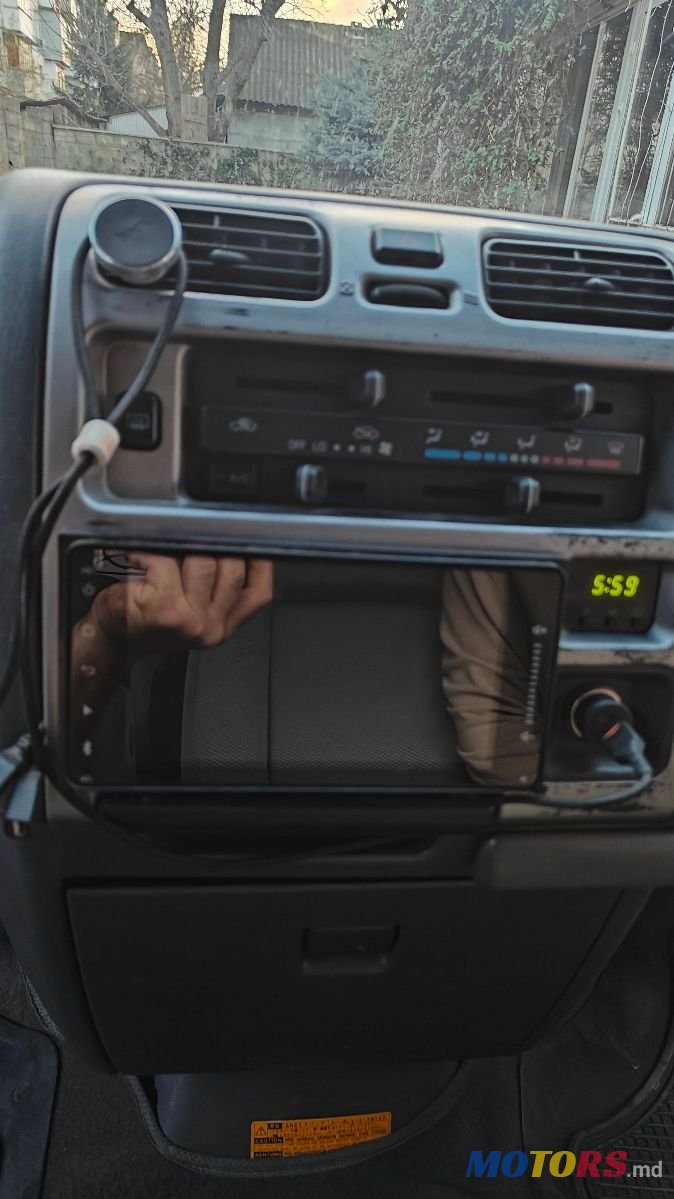 2007' Toyota HiAce photo #2