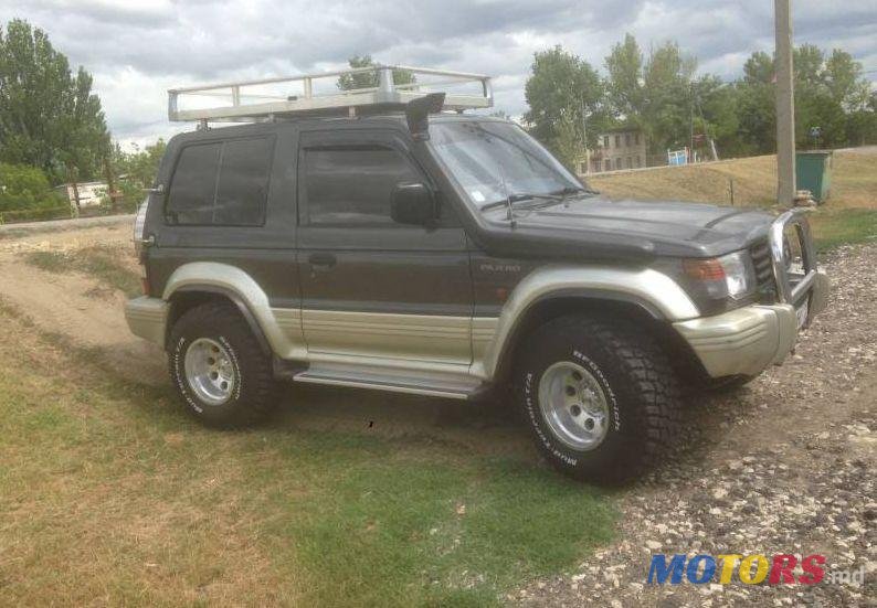 1991' Mitsubishi Pajero photo #2