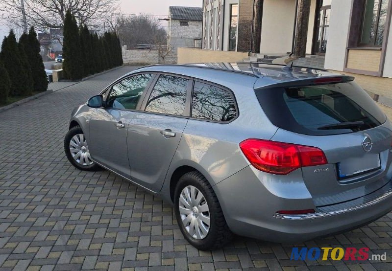 2012' Opel Astra photo #4