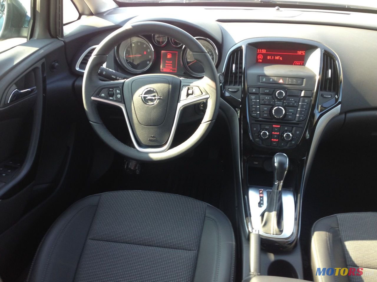 2014' Opel Astra photo #2