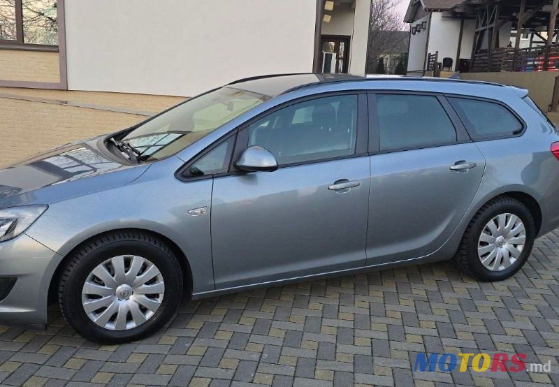 2012' Opel Astra photo #6