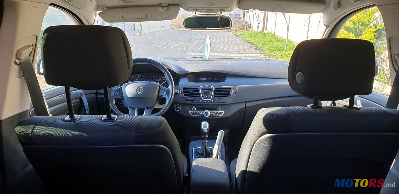 2009' Renault Laguna photo #5