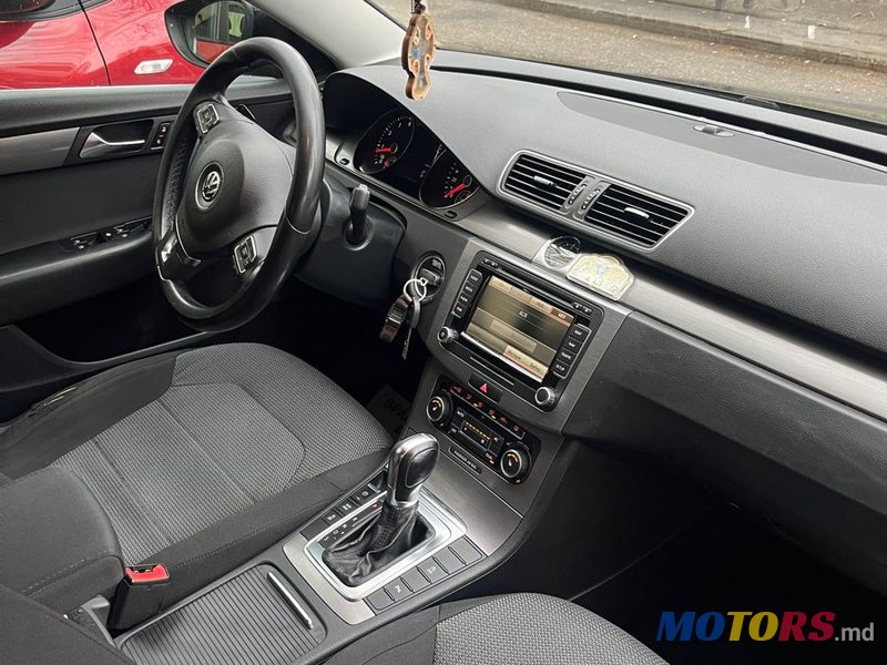 2011' Volkswagen Passat photo #5