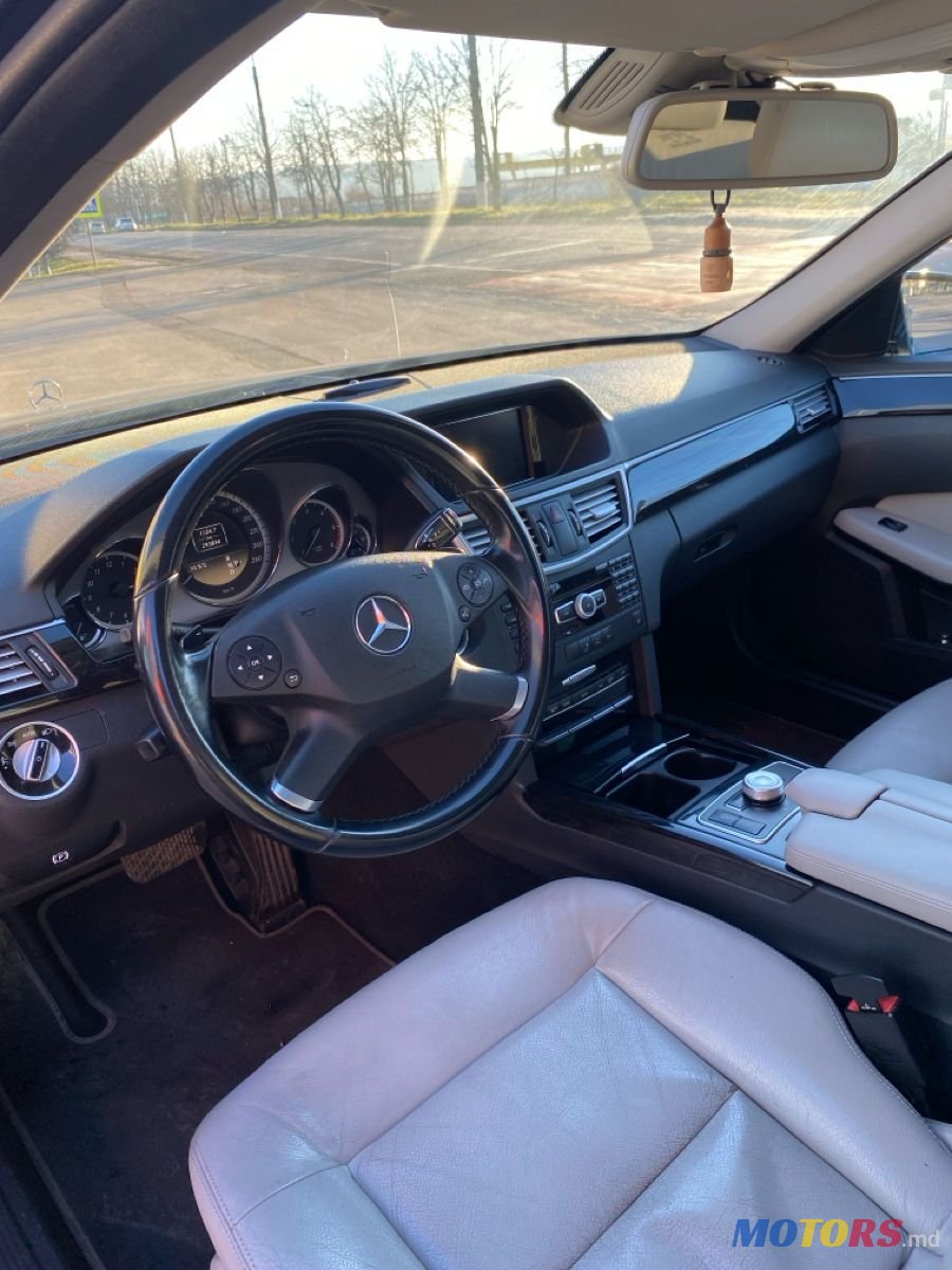 2011' Mercedes-Benz E-Class photo #3