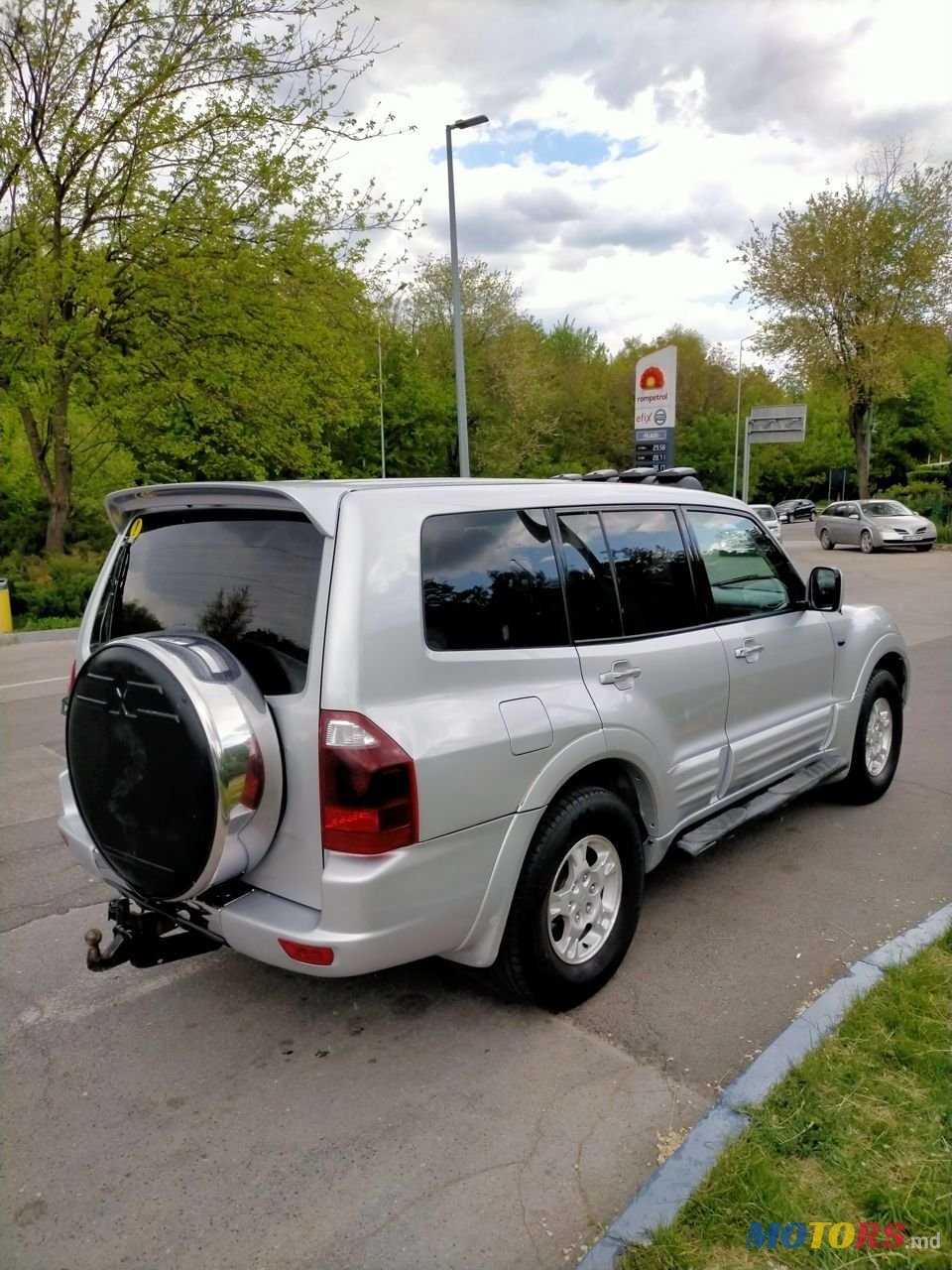 2001' Mitsubishi Pajero photo #3