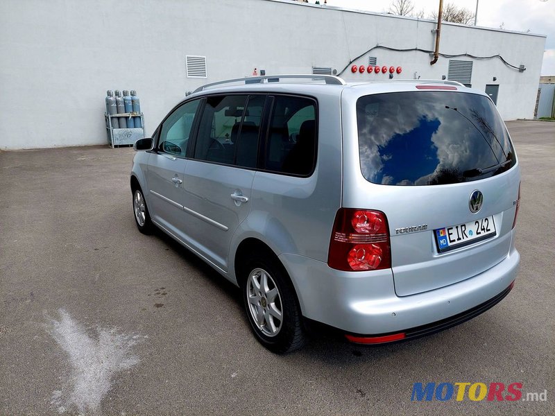 2008' Volkswagen Touran photo #6