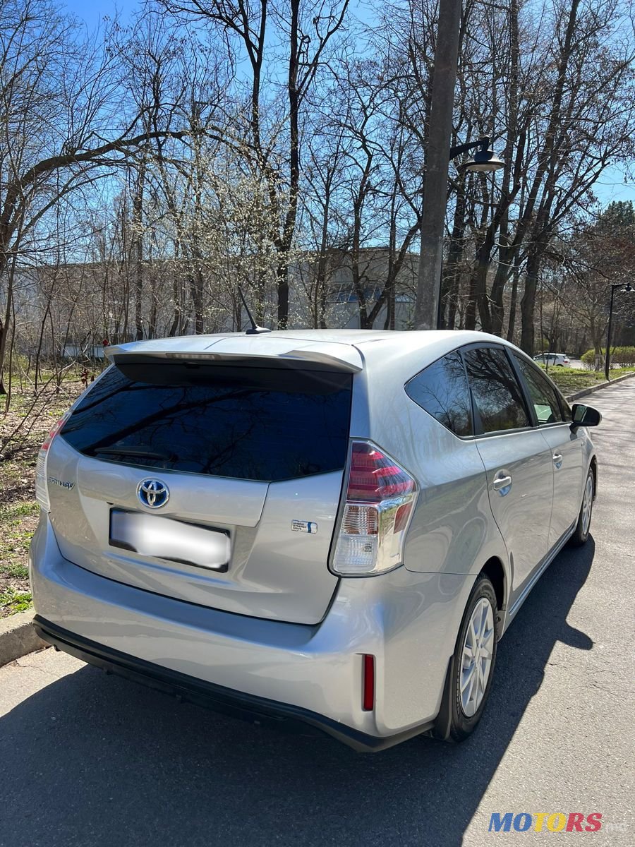 2015' Toyota Prius v photo #2