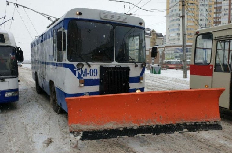 Троллейбус вышел на расчистку столичных улиц от снега