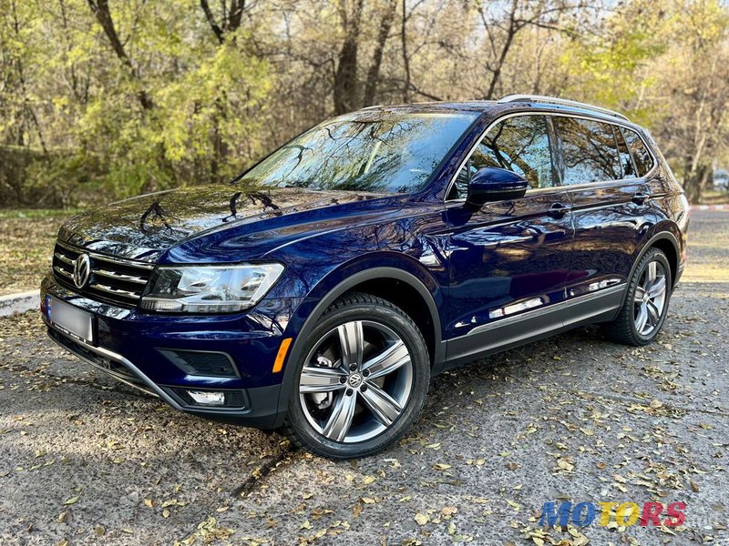 2020' Volkswagen Tiguan photo #2