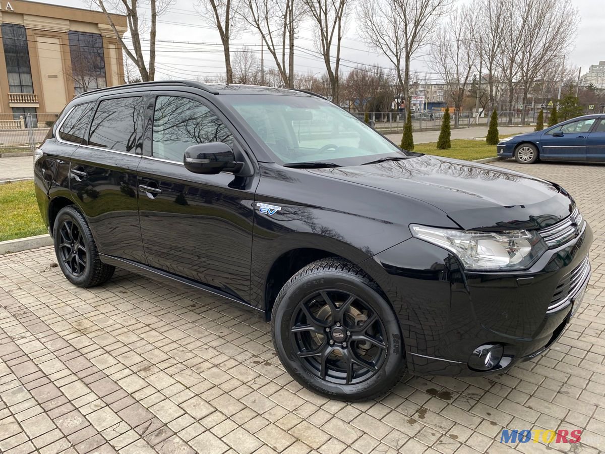 2013' Mitsubishi Outlander photo #2