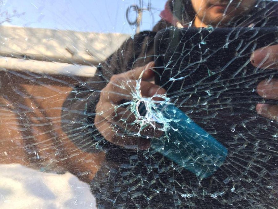 Test de arme pneumatice? În Chișinău un șofer s-a ales cu geamul spart de un glonte lansat în stradă
