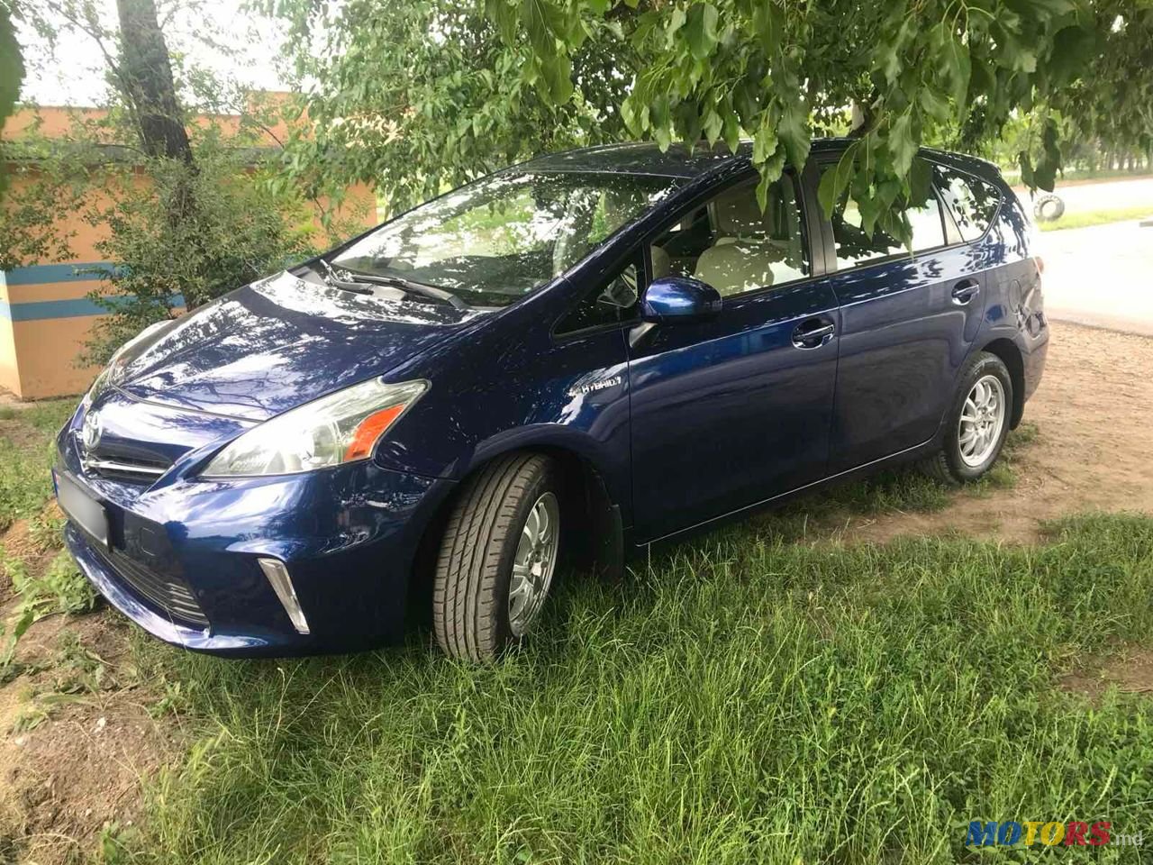 2013' Toyota Prius v photo #1