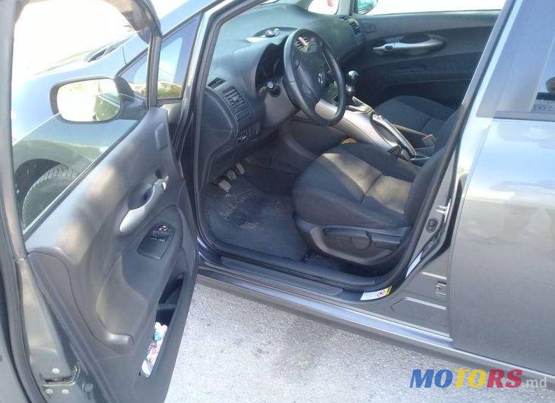 2007' Toyota Auris photo #1