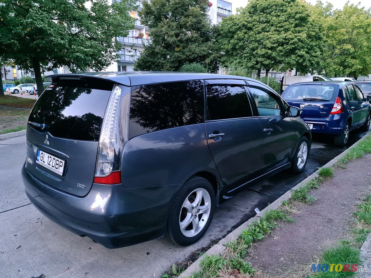 2006' Mitsubishi Grandis photo #3