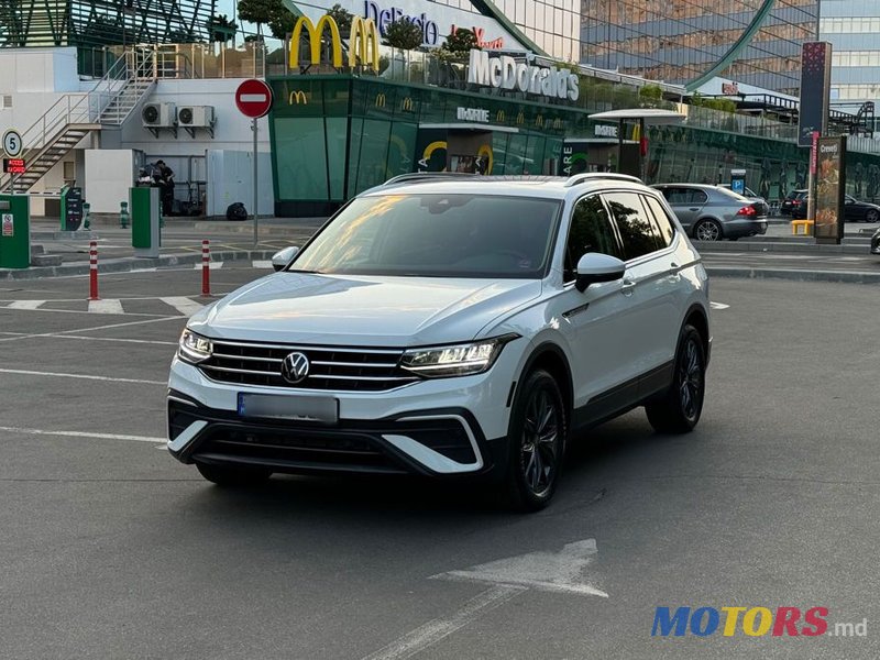 2022' Volkswagen Tiguan photo #3