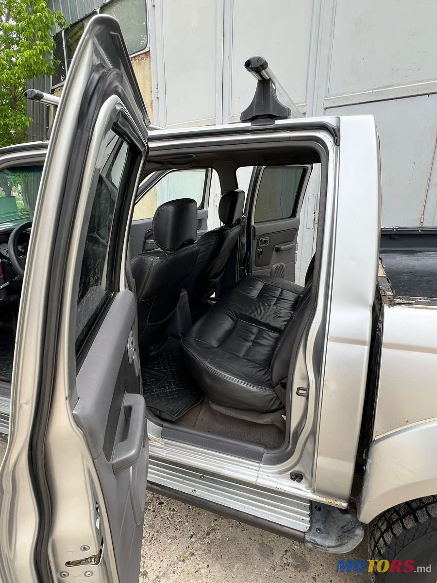 2002' Nissan Navara photo #5