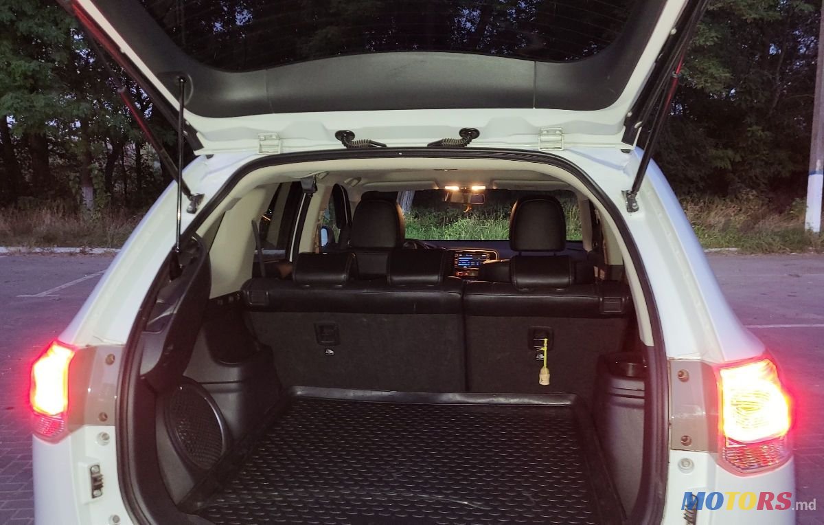 2014' Mitsubishi Outlander photo #5