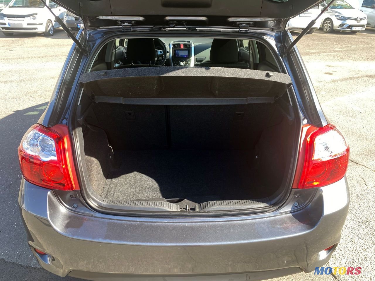 2012' Toyota Auris photo #5