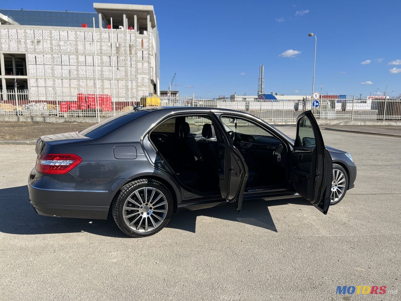 2011' Mercedes-Benz E Класс photo #1