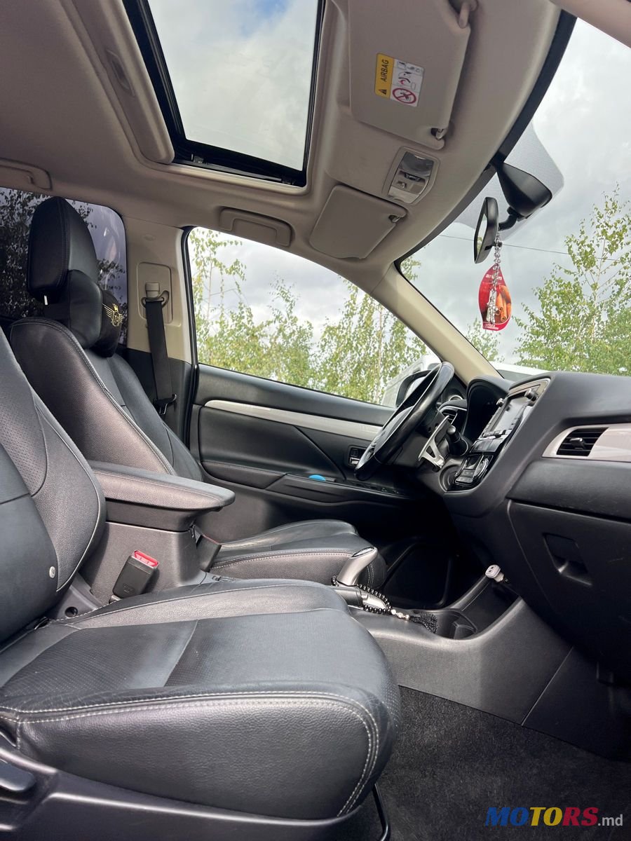 2013' Mitsubishi Outlander photo #5