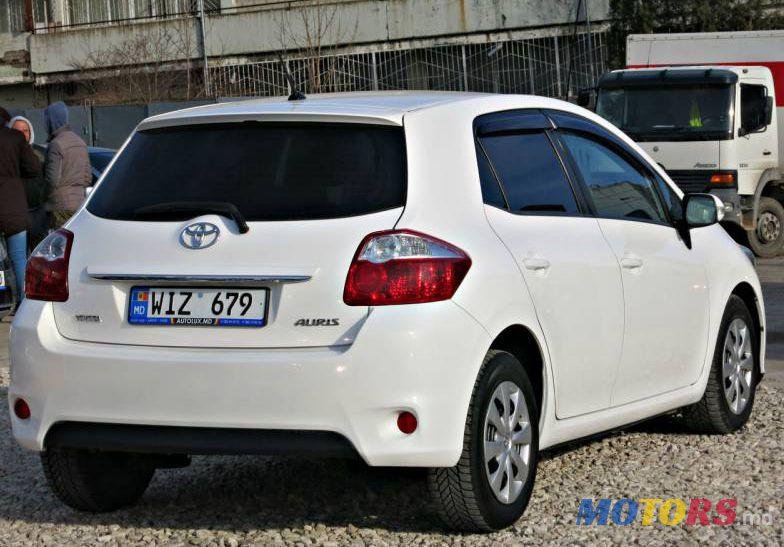 2011' Toyota Auris photo #2