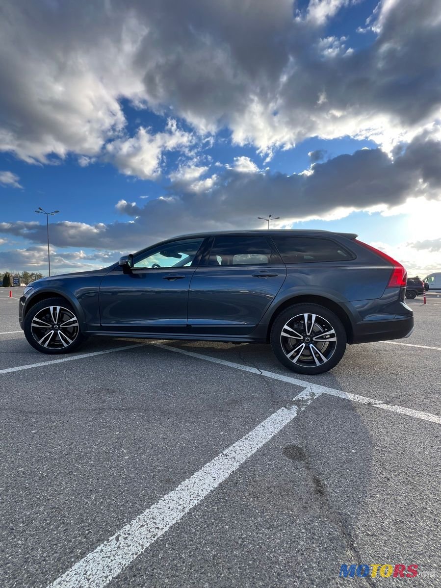 2020' Volvo V90 Cross Country photo #2