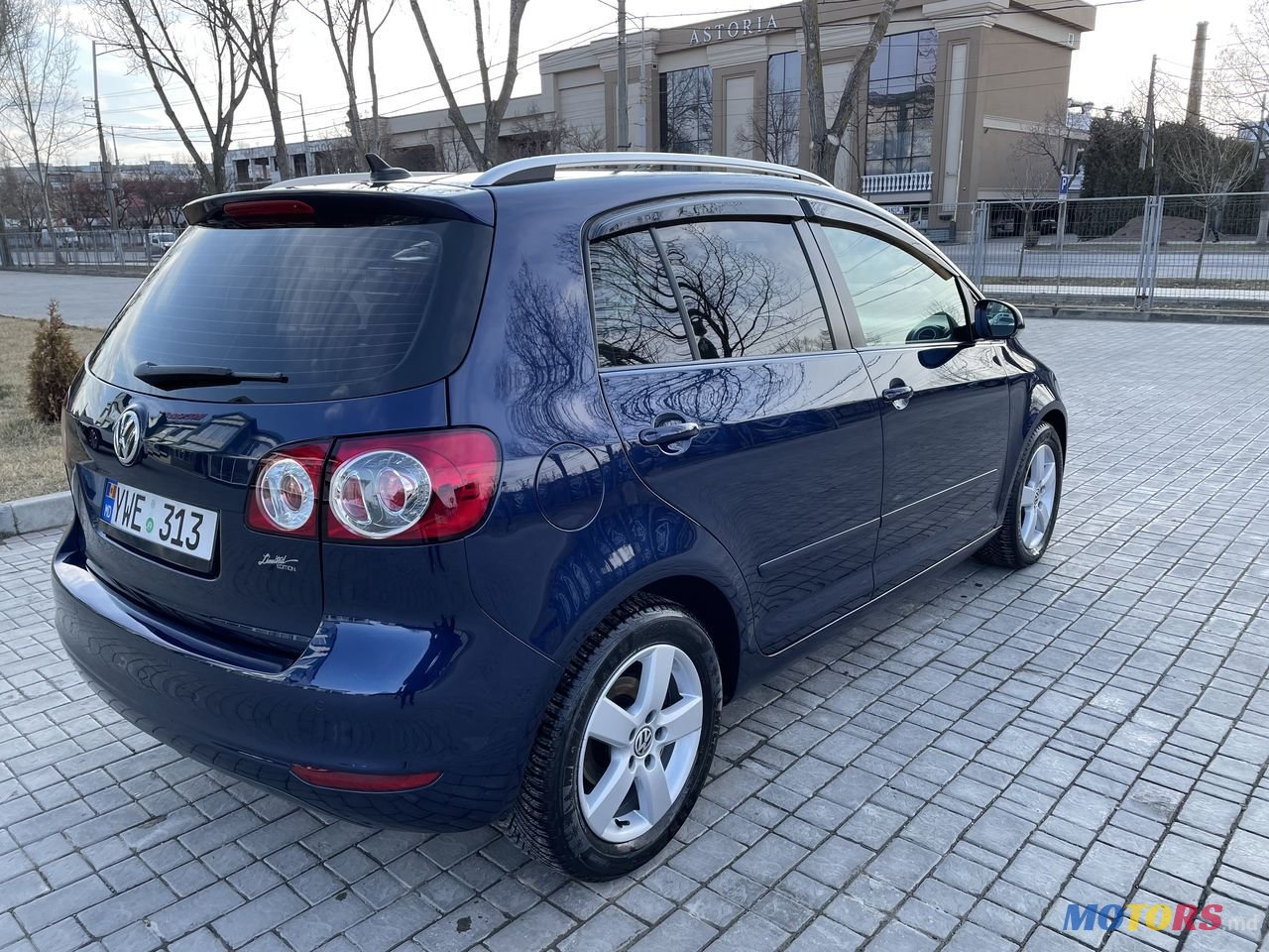 2011' Volkswagen Golf photo #4