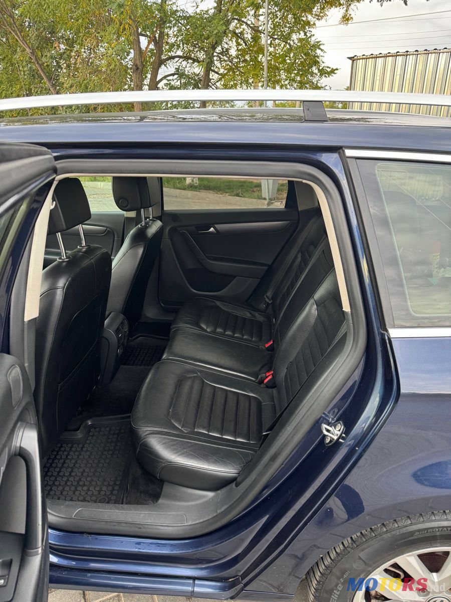 2011' Volkswagen Passat photo #5