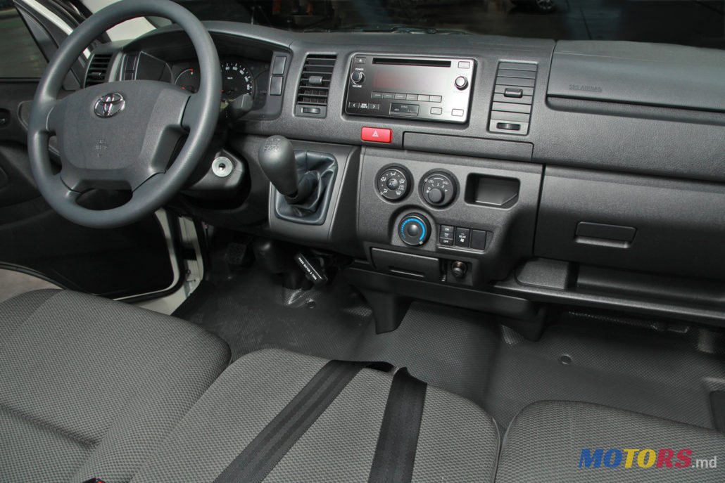 2015' Toyota Hiace photo #4