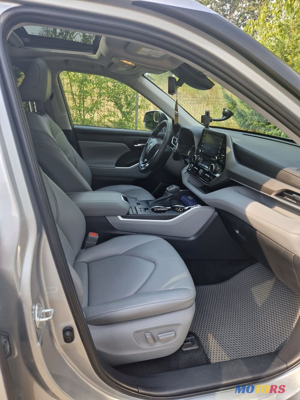 2021' Toyota Highlander photo #2